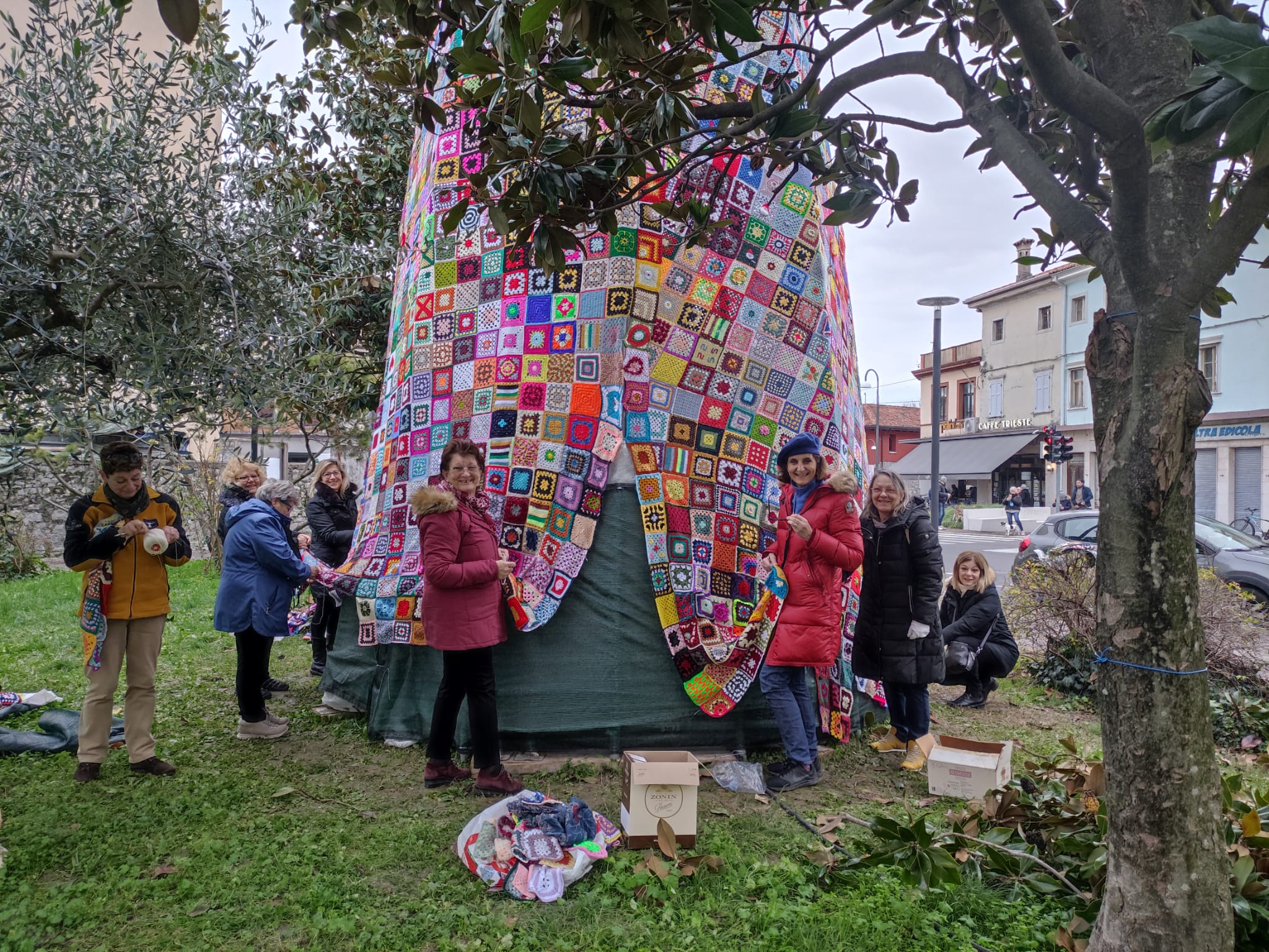 Immagine per Ronchi svela l'albero di Natale vestito all'uncinetto, usati 3.200 pezzi